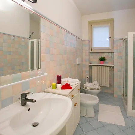 Sleeps 6 شقة