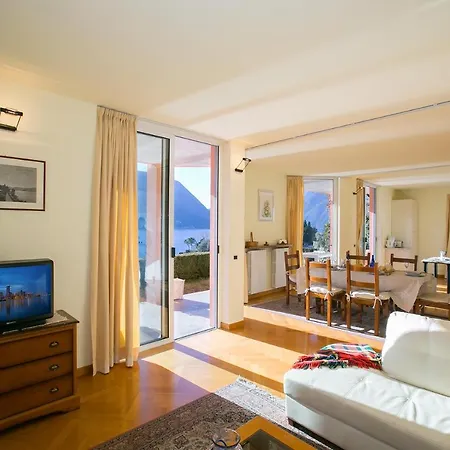 شقة Sleeps 6 *